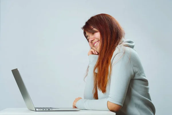 Frau benutzt Laptop für die Kommunikation im Chat oder Videochat. Social Media Konzept. — Stockfoto