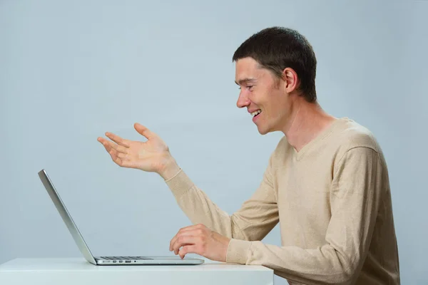 El hombre está utilizando el ordenador portátil para la comunicación en el chat o chat de vídeo. Concepto de redes sociales . —  Fotos de Stock