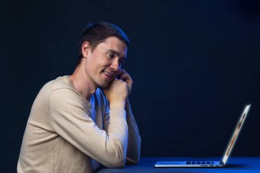 Adam sohbet veya görüntülü sohbet iletişim için dizüstü kullanıyor. Sosyal medya kavramı.