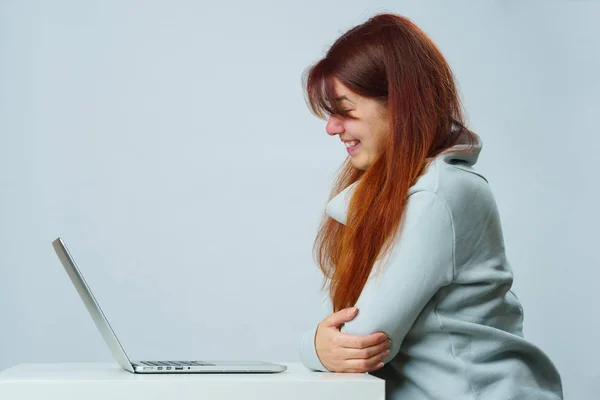 Frau benutzt Laptop für die Kommunikation im Chat oder Videochat. Social Media Konzept. — Stockfoto