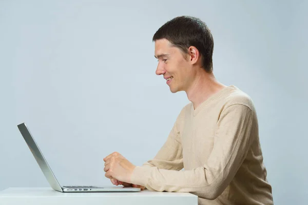 Mann benutzt Laptop für die Kommunikation im Chat oder Videochat. Social Media Konzept. — Stockfoto