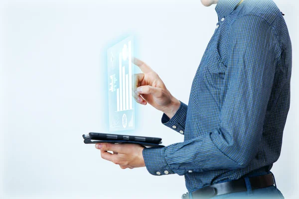 Empresário interage com tela virtual, analisar dados. Interfaces de gráficos de inovação . — Fotografia de Stock