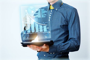 İşadamı sanal ekran ile etkileşim, veri analiz. İnovasyon Grafikleri Arayüzleri.