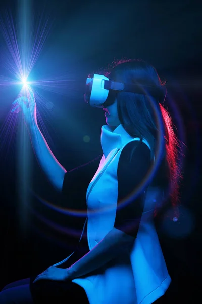 Mujer está utilizando auriculares de realidad virtual. —  Fotos de Stock