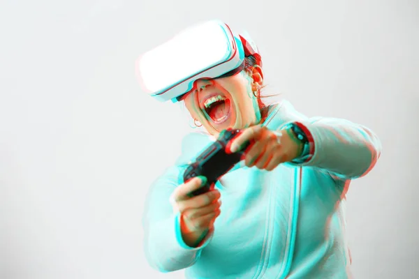 Mujer con auriculares de realidad virtual está jugando juego. Imagen con efecto glitch . —  Fotos de Stock