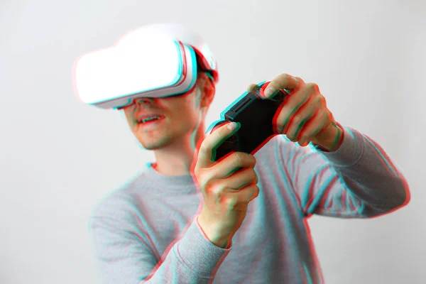 Uomo con auricolare realtà virtuale sta giocando. Immagine con effetto glitch. — Foto Stock