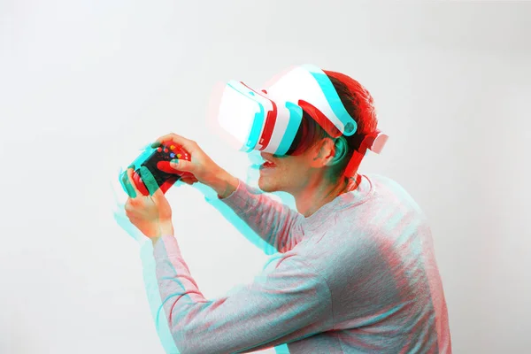 Hombre con auriculares de realidad virtual está jugando juego. Imagen con efecto glitch . — Foto de Stock