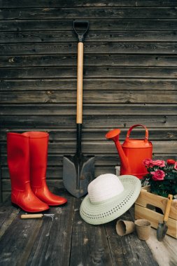 Kürek, sulama kutusu, şapka, lastik botlar, çiçek kutusu, eldiven ve bahçe aletleri