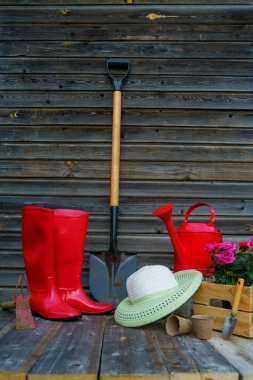 Kürek, sulama kutusu, şapka, lastik botlar, çiçek kutusu, eldiven ve bahçe aletleri