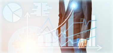 İşadamı sanal ekran ile etkileşim, veri analiz. Yenilik grafikleri arayüzleri ile Banner.