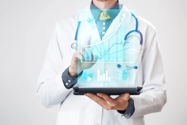 Az orvos virtuális képernyővel kölcsönhatásba lép az orvostudomány. — Stock Fotó