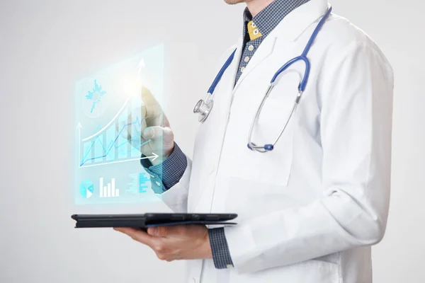 Врач взаимодействует с виртуальным экраном новой технологии для медицины . — стоковое фото
