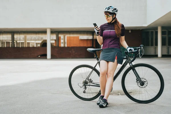 Homem posando ao lado de sua bicicleta . — Fotografia de Stock