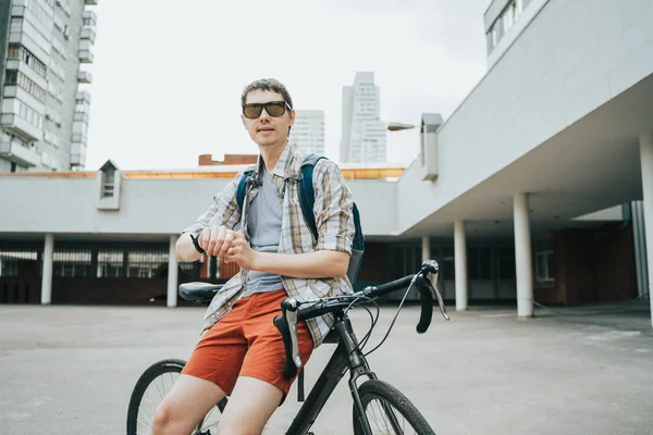 Homem posando ao lado de sua bicicleta . — Fotografia de Stock