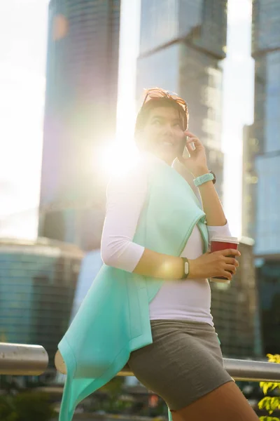 Retrato de mujer de negocios caminando con portátil y taza de café — Foto de Stock