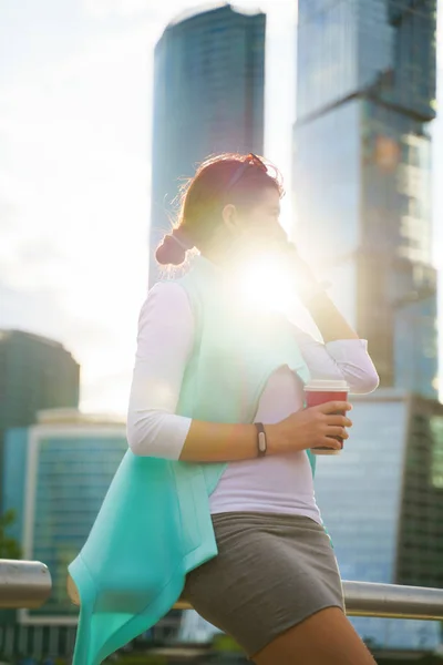 Retrato de mujer de negocios caminando con portátil y taza de café — Foto de Stock