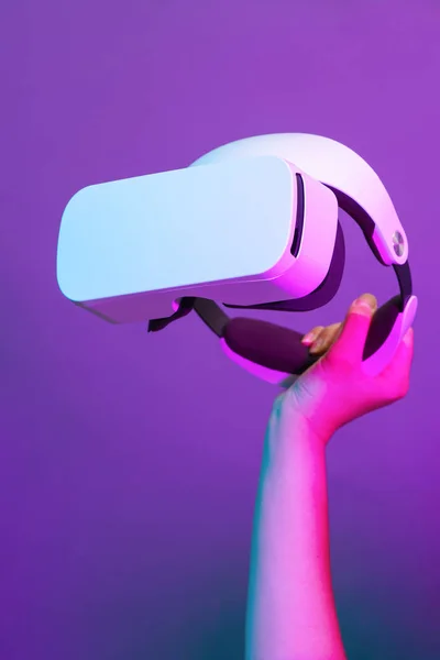 Mână cu căști de realitate virtuală. Tehnologia viitorului — Fotografie, imagine de stoc
