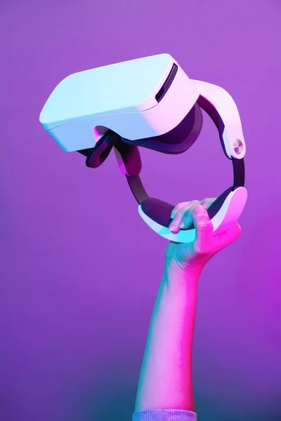 Ręka z zestawem słuchawkowym rzeczywistości wirtualnej. Technologia przyszłości — Zdjęcie stockowe