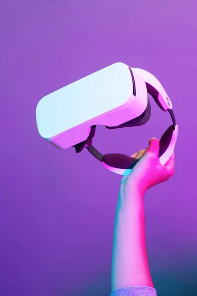 Mão com fone de ouvido de realidade virtual. Tecnologia do futuro — Fotografia de Stock
