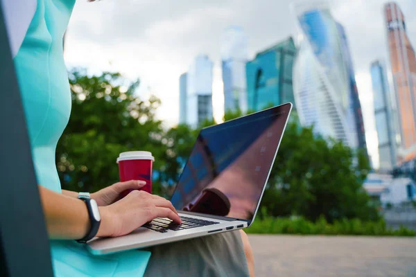 Közelkép vágott fénykép üzleti nő ült a laptop — Stock Fotó