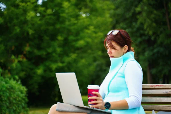 Portrait de femme d'affaires assise avec ordinateur portable et tasse de café — Photo