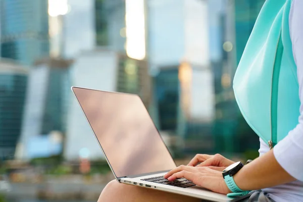 Close up cropped photo of business woman sitting with laptop — Stock Photo, Image