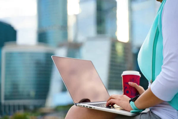 Close up cropped photo of business woman sitting with laptop and cup of coffee — Stock Photo, Image