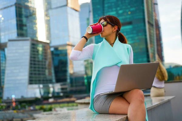 Portrét obchodní ženy, která sedí s notebookem a šálkem kávy — Stock fotografie
