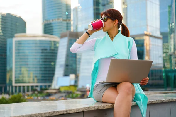 Portrét obchodní ženy, která sedí s notebookem a šálkem kávy — Stock fotografie