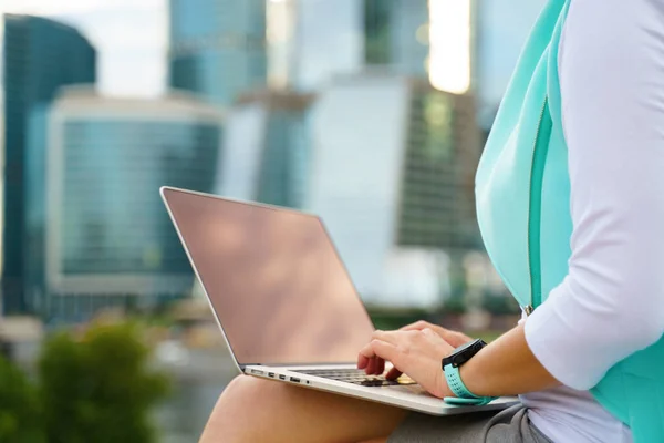 Nahaufnahme ausgeschnittenes Foto einer Geschäftsfrau, die mit Laptop sitzt — Stockfoto