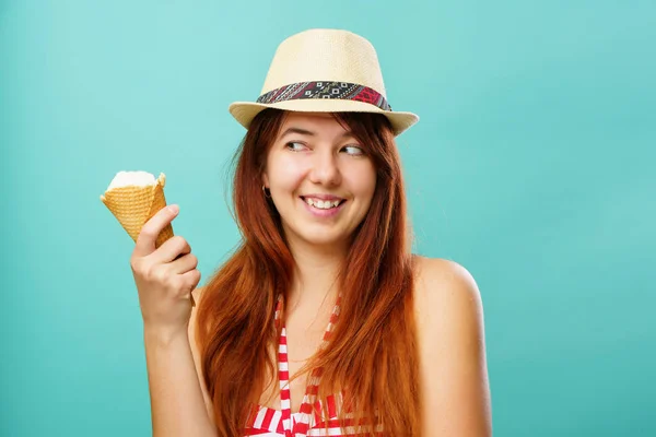 Mujer con un traje de baño y sombrero de paja come helado de la taza sobre fondo de color turquesa — Foto de Stock