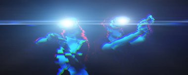 Sanal gerçeklik kulaklığı olan çift oyun oynuyor. Hata efektli resim.