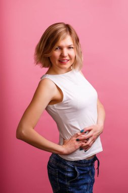 Kamera görünümlü beyaz T-shirt ve kot sarışın fotoğraf