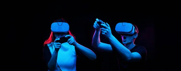 Couple with virtual reality headset are playing game. — Stock Photo, Image