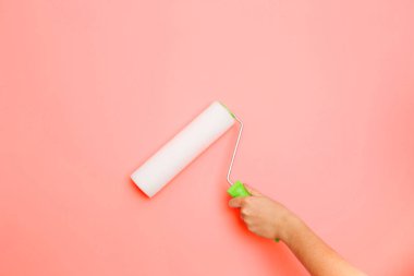 Pembe duvarda silindir fotoğrafı