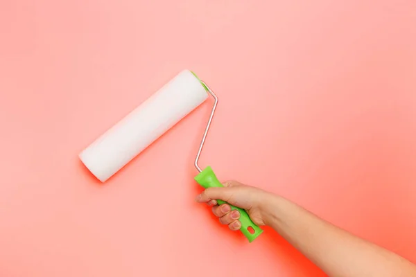 Photo of the roller on the pink wall — Stock Photo, Image