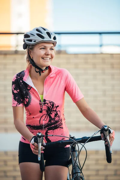 Wizerunek młodej kobiety w kasku na przejażdżkę rowerem w letni dzień — Zdjęcie stockowe