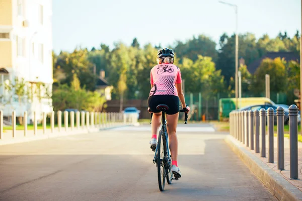 Obraz młodej kobiety w kasku na przejażdżkę rowerem w letni dzień — Zdjęcie stockowe