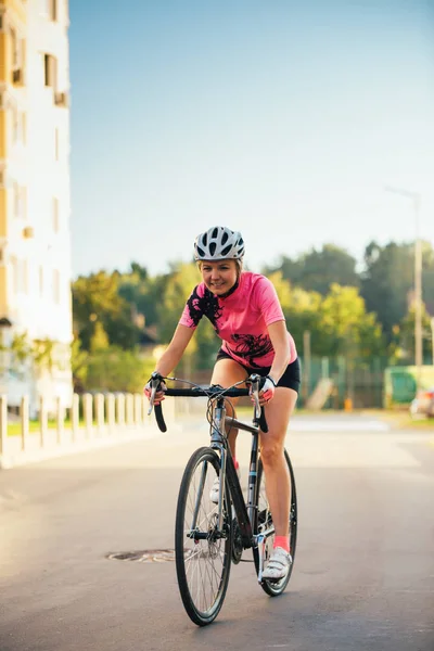Obraz młodej kobiety w kasku na przejażdżkę rowerem w letni dzień — Zdjęcie stockowe