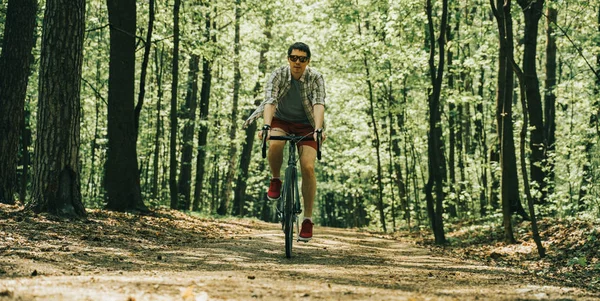 Hombres está montando en bicicleta. —  Fotos de Stock