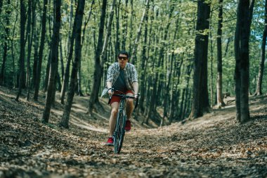 Erkekler bisiklete biniyor..