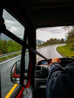 Yaz aylarında Norveç'te yeşil ağaçlar arasında yol boyunca sürüş araba yolcu bölmesi Görüntü.
