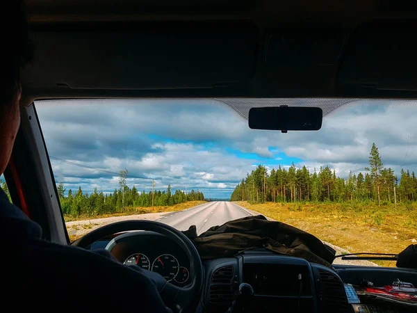 Foto del compartimiento de pasajeros del coche que conduce a lo largo de la carretera entre árboles verdes en Noruega en verano . —  Fotos de Stock