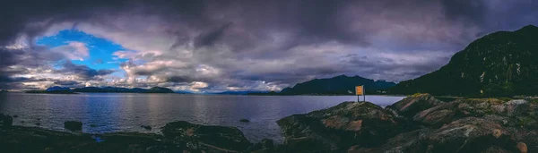 Fotografie Norska s mořem, oblačné nebe v létě večer . — Stock fotografie