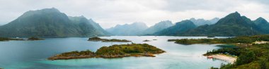 Norveç'te pitoresk yaylalar, deniz, bulutlu gökyüzü panoramik fotoğraf