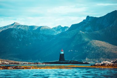 Yaz aylarında Norveç'te deniz feneri, tepeler, deniz, gökyüzü fotoğrafı.