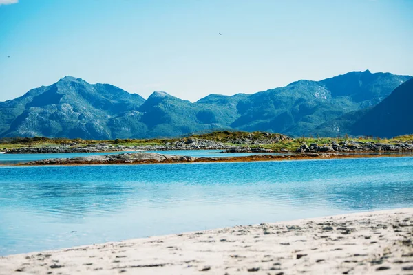 Foto de costa arenosa, colinas, mar, cielo en Noruega en verano . — Foto de Stock