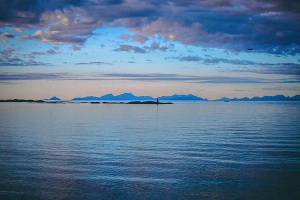Foto de colinas, mar, céu na Noruega ao pôr do sol — Fotografia de Stock