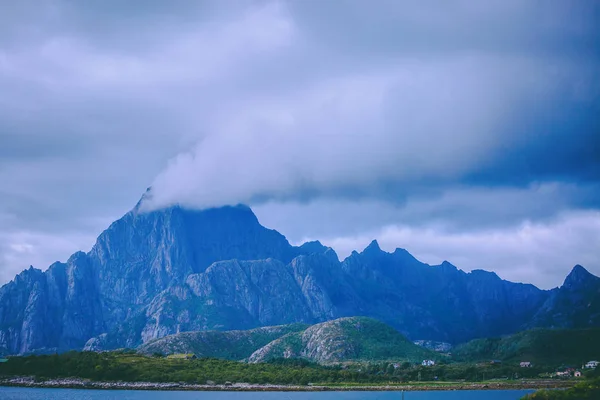 Foto de mar, colinas, cielo nublado en Noruega . — Foto de Stock