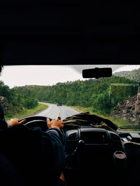 Bild aus dem Fahrgastraum eines Autos, das im Sommer auf der Straße zwischen grünen Bäumen in Norwegen fährt. — Stockfoto